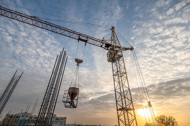 Eine niedrige Aufnahme eines Krans mit Ausrüstung auf einer Baustelle in der Nähe einer neuen Gebäudeinfrastruktur