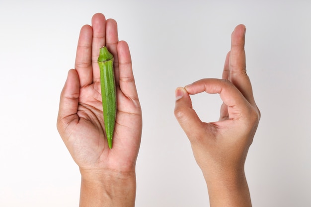 Eine organische und gesunde Okra oder ein Frauenfinger in der Hand