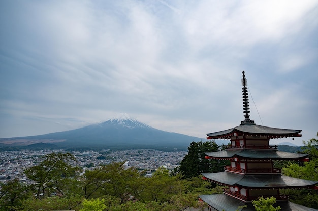 Foto eine pagode mit dem berg fuji im hintergrund