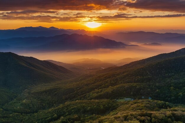 eine Panoramaaufnahme eines lebendigen Sonnenaufgangs über einer ruhigen Bergkette