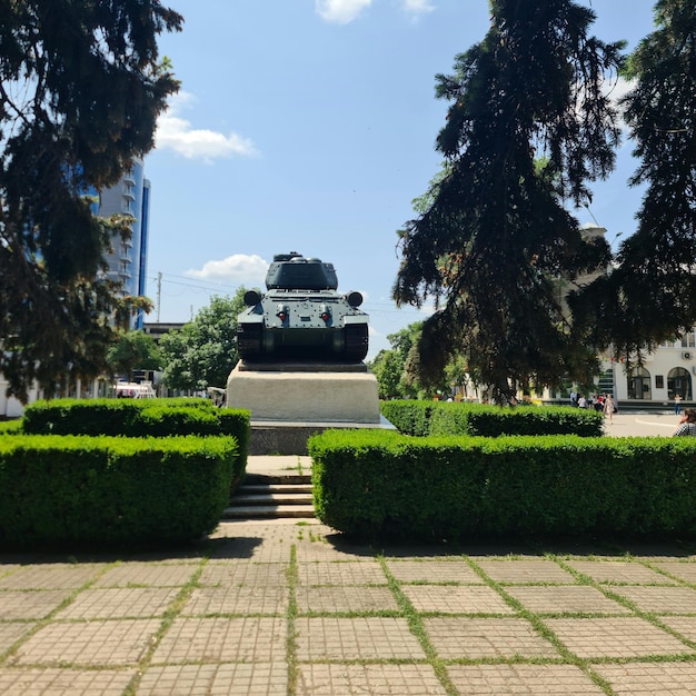 Eine Panzerstatue mit der Nummer 2 darauf