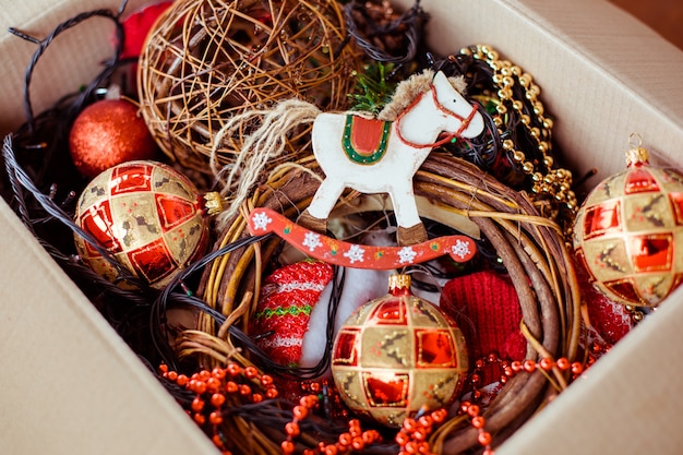 Eine Pappschachtel mit Weihnachtsspielzeug für die Dekoration von Weihnachtsbaum.