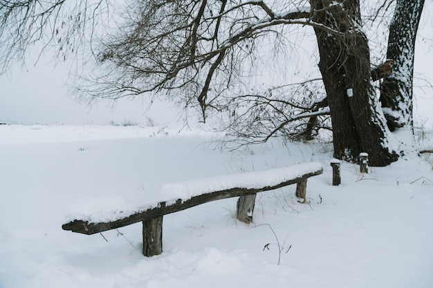 Eine Parkbank mit frischem Schnee