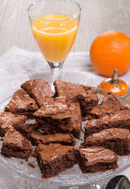 Eine Partie Schokoladen-Brownies auf einem Teller