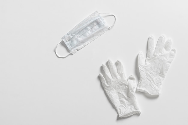 Eine persönliche Schutzausrüstung, Maske und Handschuhe flach liegen isoliert, Covid-19-Epidemiologie-Konzept