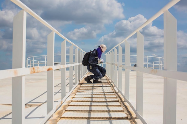 Eine Person auf einer Treppe mit einem Rucksack darauf