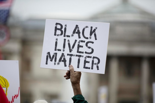 Eine Person, die bei einem Protest ein Banner mit schwarzen Leben hält.