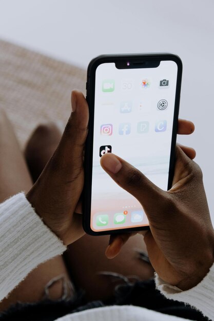 eine Person, die ein Telefon mit der Wort-App hält