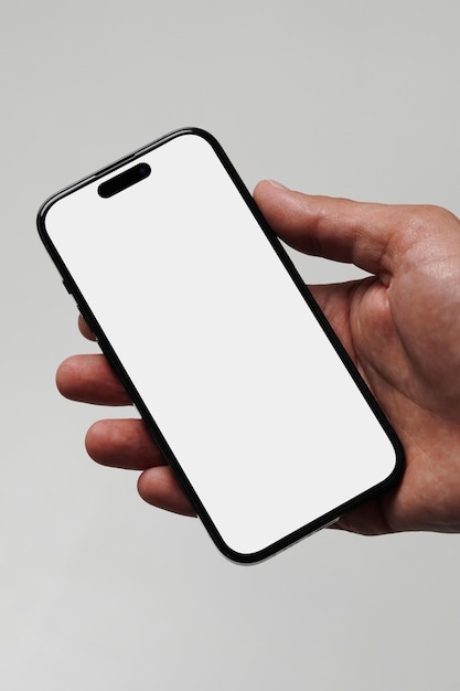 eine Person, die ein Telefon mit einem weißen Bildschirm hält, auf dem steht: iPhone