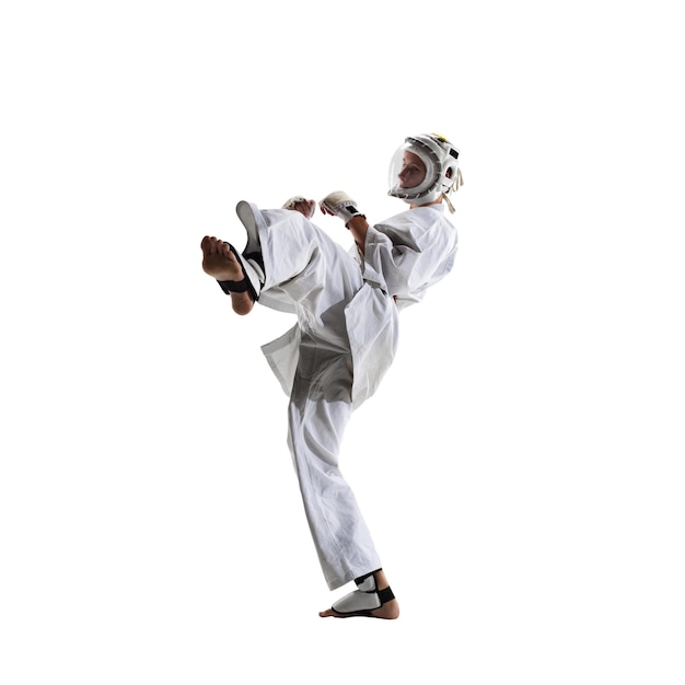 Eine Person, die ein weißes Karate-Outfit trägt, macht einen Kick.