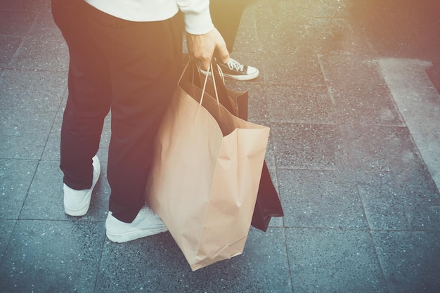 Foto eine person, die eine einkaufstasche mit einem stern auf der unterseite trägt.
