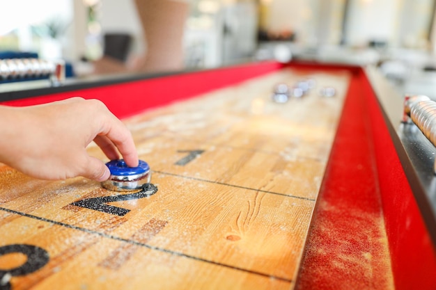 Eine Person, die eine Partie Billard spielt, mit einem blauen Knopf oben auf dem Spielbrett.