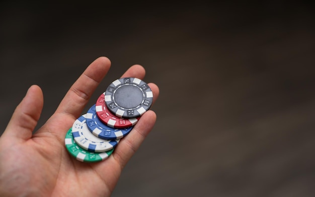 eine Person, die einen Stapel Pokerchips in der Hand hält.