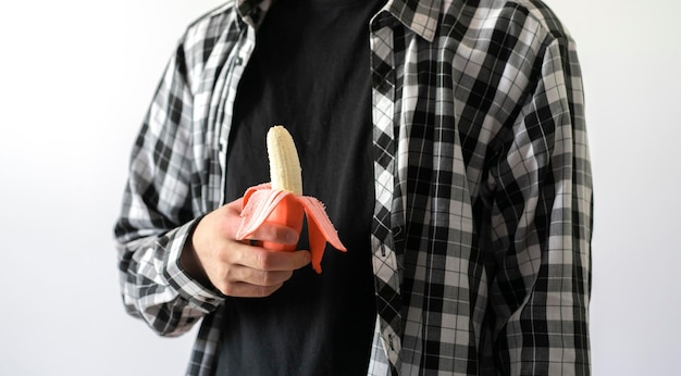 Eine Person, die gesunde Ernährung der frischen rohen roten Banane hält