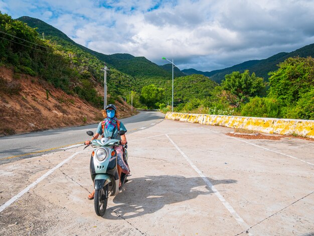 Eine Person, die Motorrad auf der Straße reitet, Abenteuerreisen in Vietnam