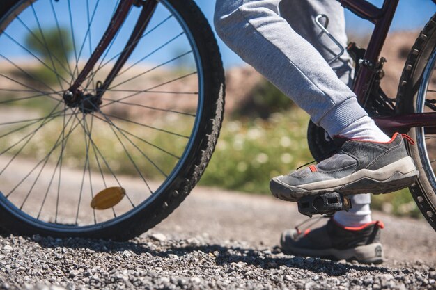 Eine Person fährt mit den Füßen auf den Pedalen Fahrrad