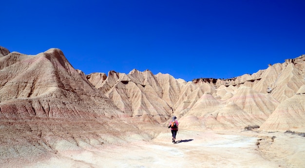 Eine Person geht durch Las Bardenas Reales, Naturschutzgebiet und Biosphärenreservat, Navarra, Spanien