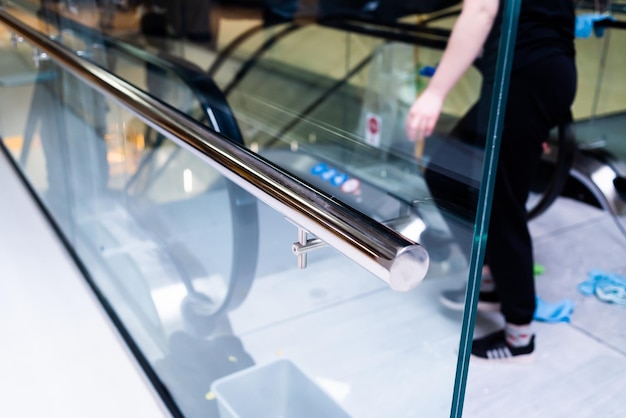 Eine Person geht eine Rolltreppe hinauf, auf der ein Schild mit der Aufschrift „Smart“ steht