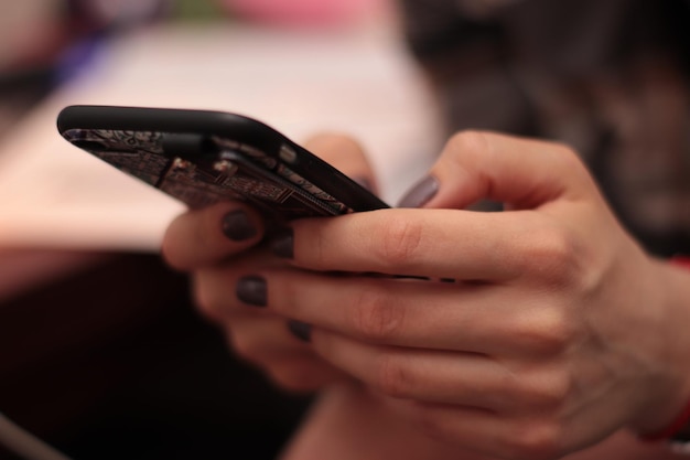 Eine Person hält ein Telefon mit einem kaputten Display in der Hand.