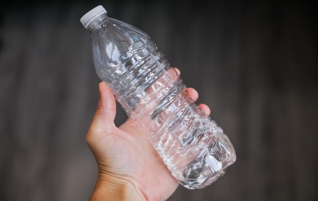 Eine Person hält eine Wasserflasche, auf der das Wort "" steht.
