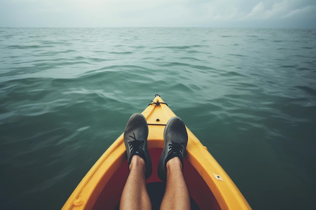 Eine Person in einem gelben Kajak sitzt im Wasser.