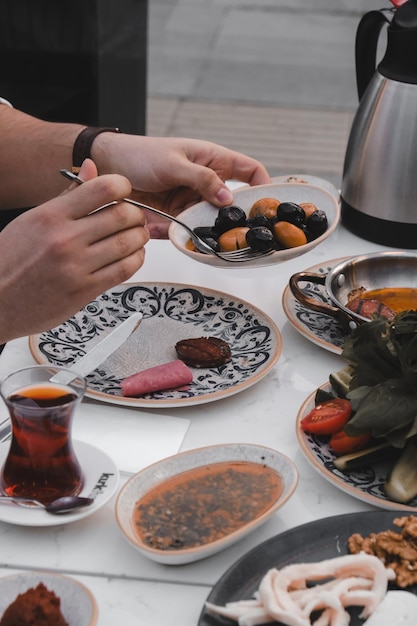 eine Person isst Essen von einem Teller, auf dem Sushi steht