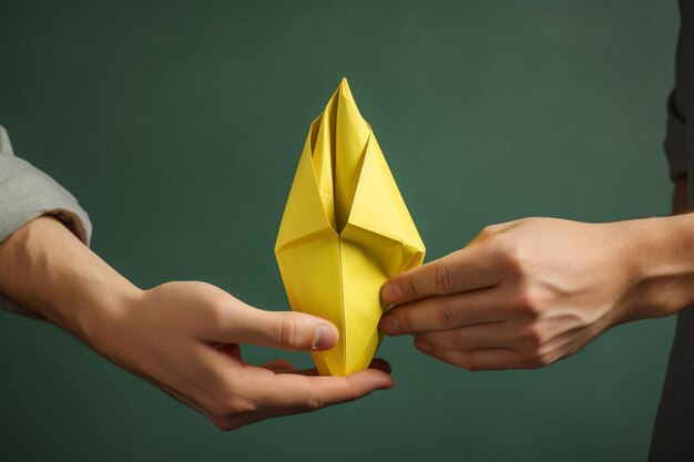 Foto eine person macht origami mit bananenpapier