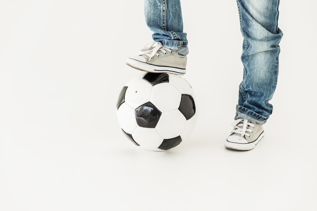 Eine Person mit dem Ball isoliert auf weißem Hintergrund, Fußballzeit.