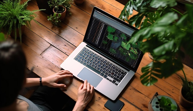 Eine Person mit einem Laptop und einer geöffneten Tabelle