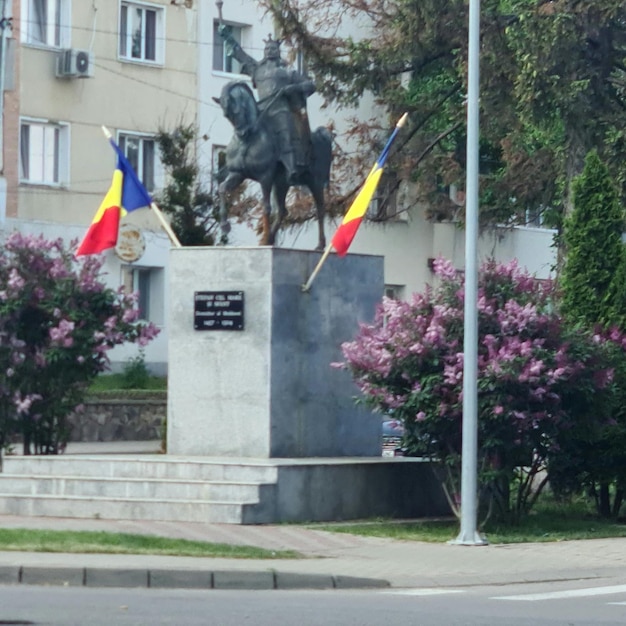Eine Pferdestatue und eine Fahne mit der Aufschrift „Nein“.