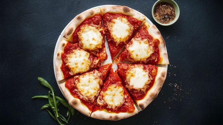 Eine Pizza mit einer Vielzahl von Gemüsesauce und Käse