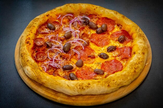 eine Pizza mit Pepperoni und Zwiebeln