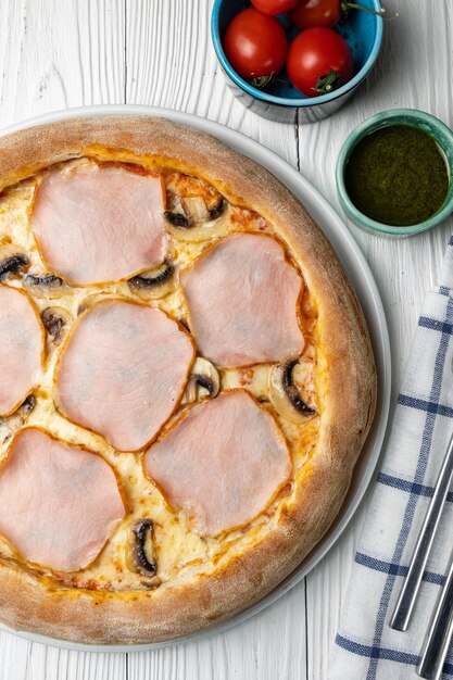 Eine Pizza mit Pilzen und Champignons obendrauf