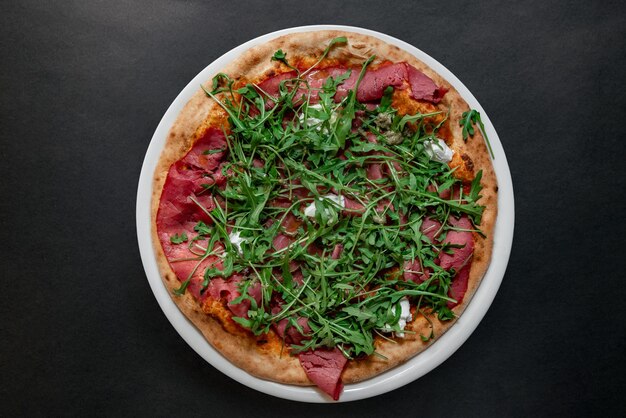 Foto eine pizza mit viel rucola darauf