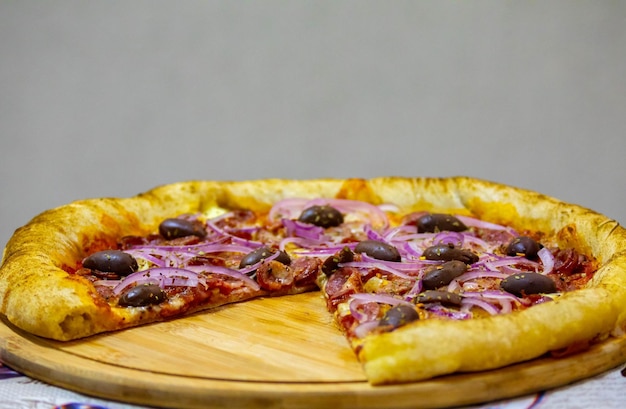 Foto eine pizza mit zwiebeln und fleisch darauf