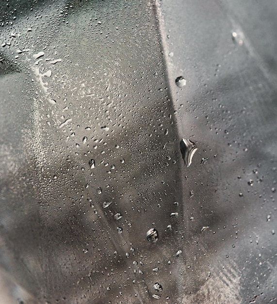 Eine Plastikflasche mit Wassertropfen darauf.