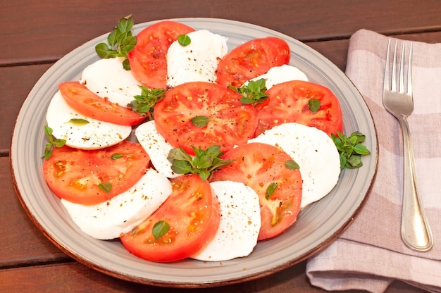 Foto eine platte mit tomaten mit einer serviette auf dem tisch