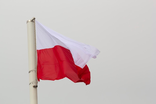 Eine polnische Flagge weht auf einer Stange mit dem Himmel im Hintergrund