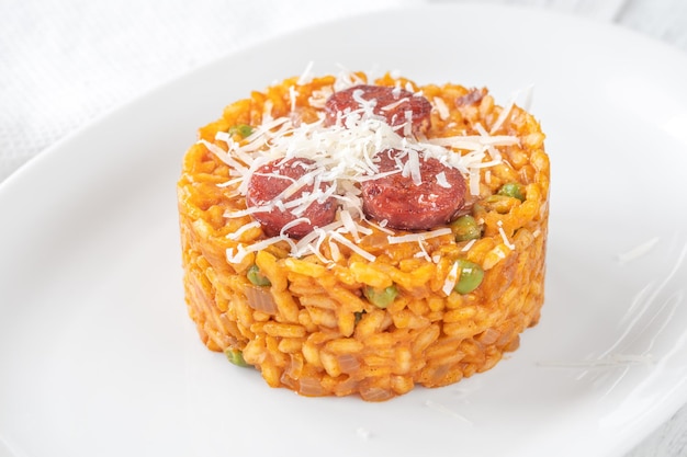 Foto eine portion chorizo-risotto