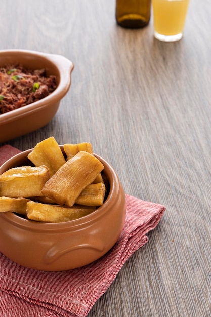 Eine Portion gebratener Manioks Mandiocas auf einem Holztisch traditionelle brasilianische Küche