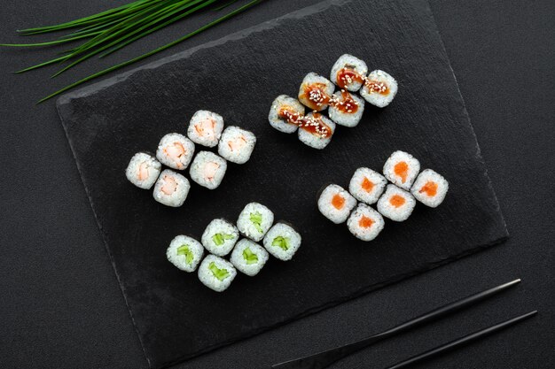 Eine Portion klassischer frischer Sushi-Rollen