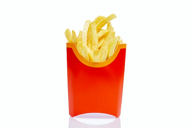 Eine Portion köstlicher Pommes Frites in einem roten Papierpaket köstliches Müllessen, isoliert auf einem weißen Hintergrund, Nahaufnahme