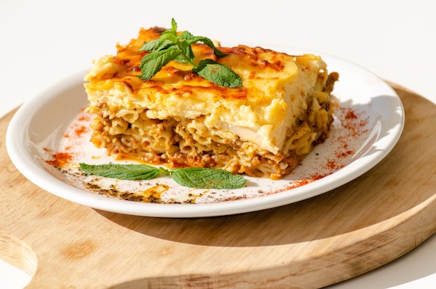 Eine Portion köstliches Pastitsio, serviert auf einem Teller