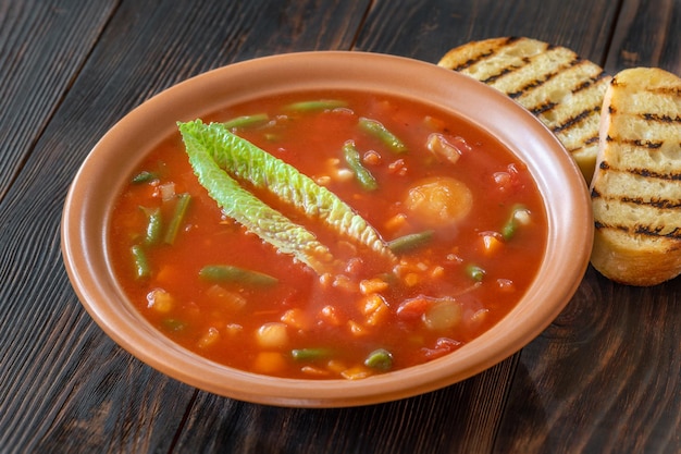 Foto eine portion minestrone-suppe