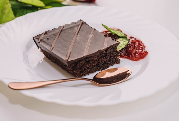 Eine Portion Schokokuchen mit Erdbeermarmelade