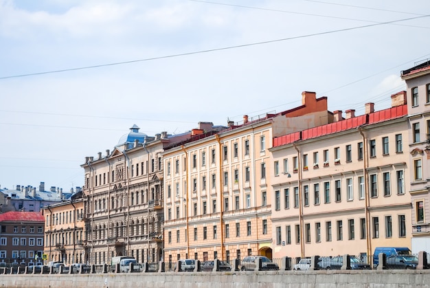 Eine prächtige Fassade am Ufer von St. Petersburg