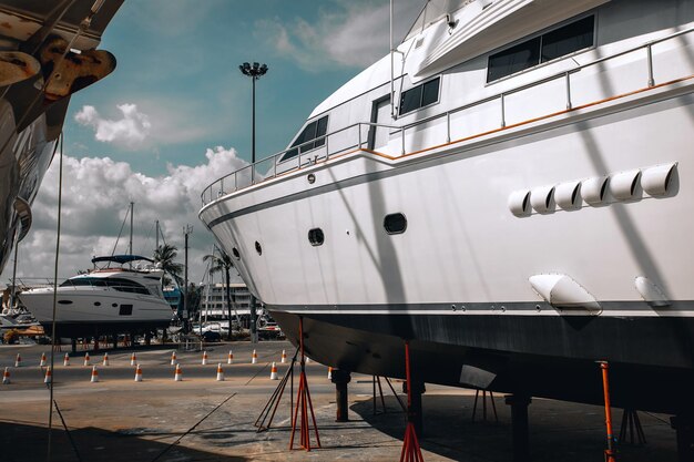 Eine prächtige weiße Segelyacht ist auf der Reparatur gegen ein anderes Boot