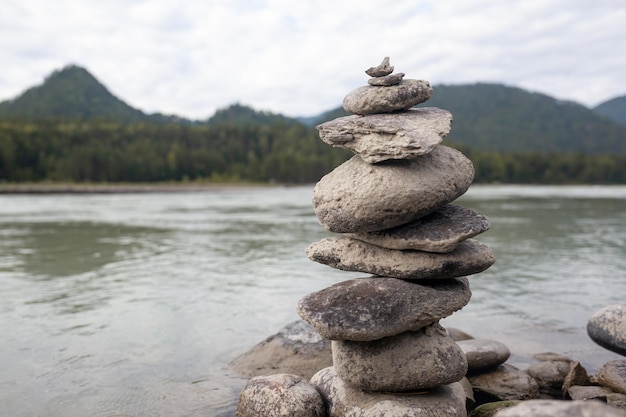 Eine Pyramide aus nackten Steinen, die übereinander gestapelt sind. Steine in Form einer Pyramide gestapelt