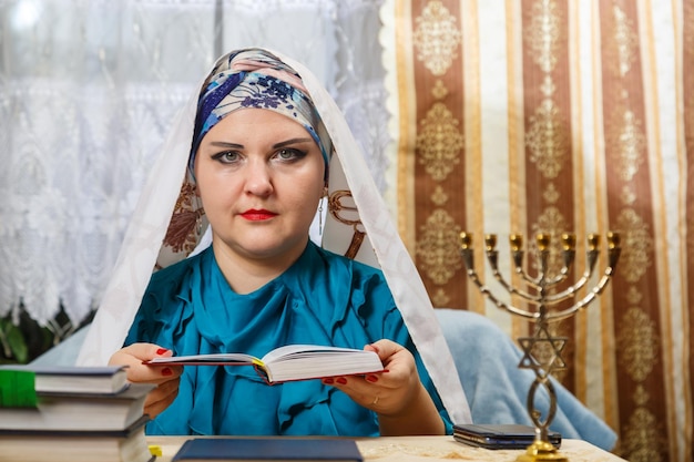 Eine Rabbinerin einer Gemeinde des Reformjudentums auf Kisui Rosh betet am Tisch für einen Siddur