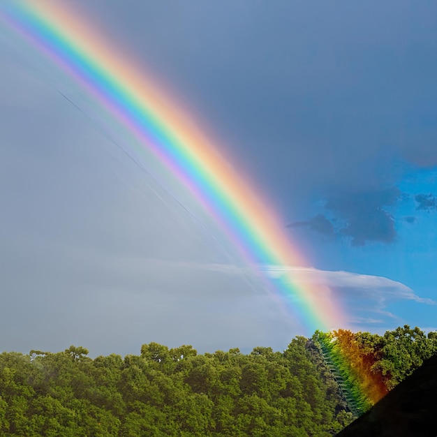 eine regenbogenfarbene Himmelslandschaft